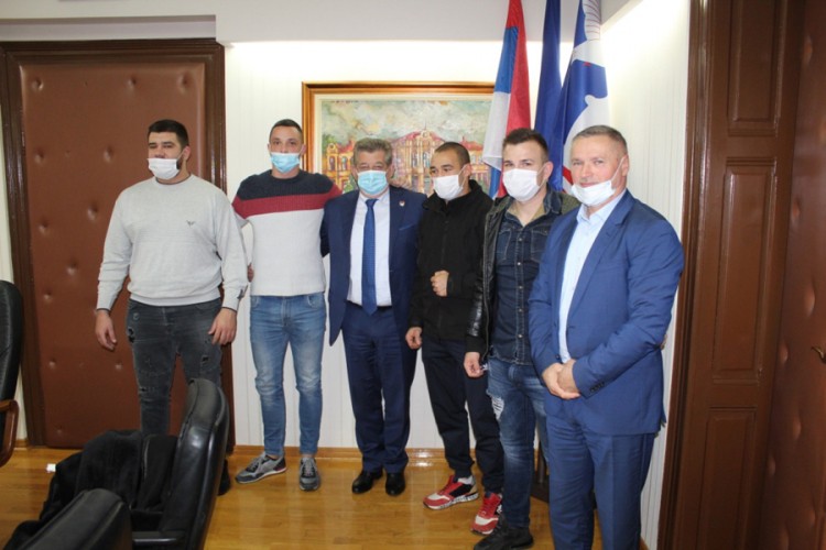 Mićo Mićić i bokseri
