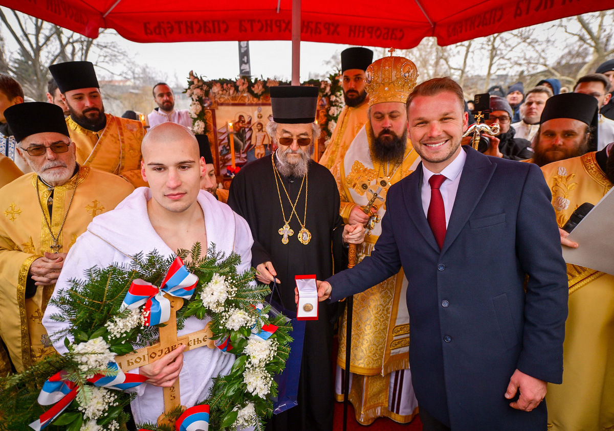 Banja Luka proslavila Bogojavljenje, prvi do krsta doplivao David Dardić